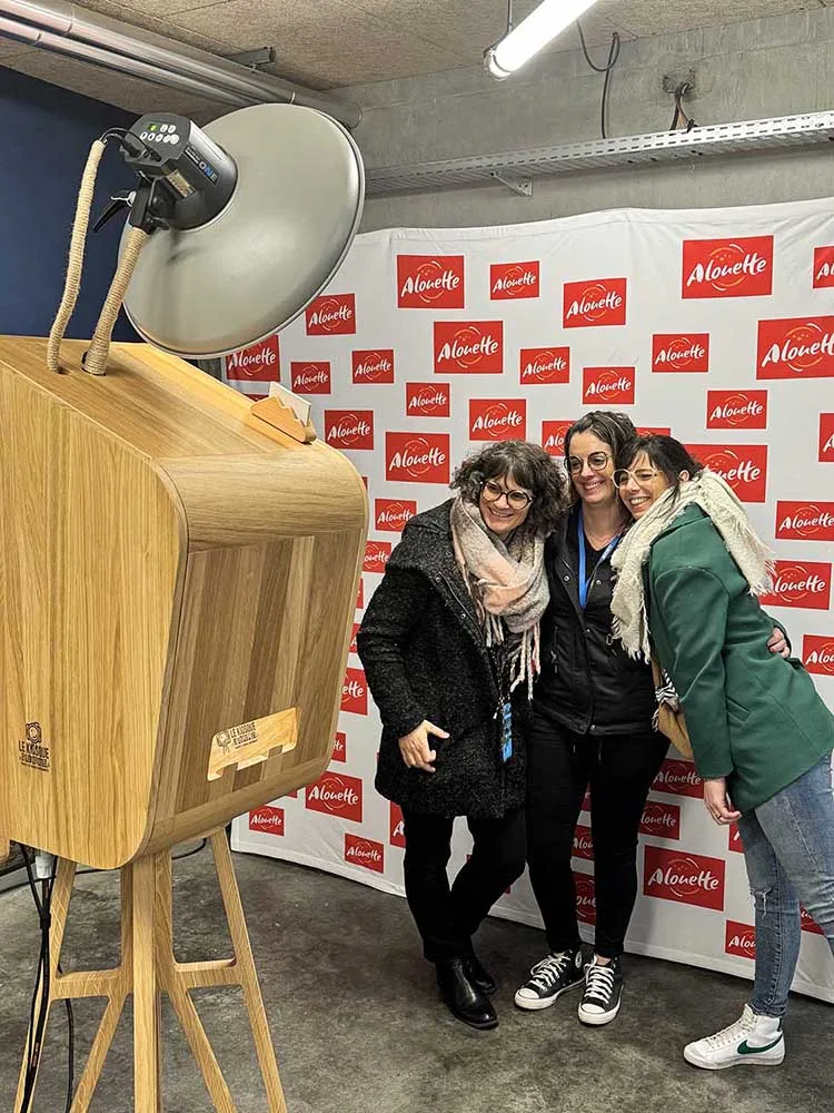 Invités utilisant la borne photobooth en bois Le Kiosque à Sourires
