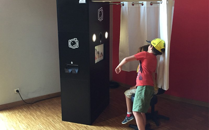 Cabine photobooth avec rideau pour mariage et événement